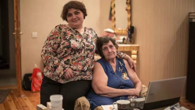 Xədicə İsmayılın həbsdən yazdığı müraciəti anası Elmira İsmayılova oxuyub