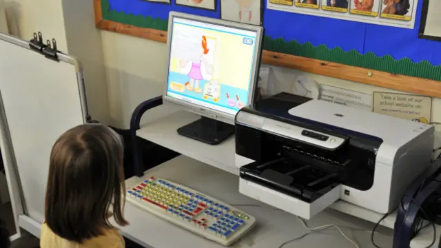 وہ طالبعلم جو کمپیوٹر پر اپنے ہوم ورک کے لیے روزانہ تقریباً تین گھنٹے گزارتے ہیں، امتحان میں بہتر نتائج حاصل کرتے ہیں