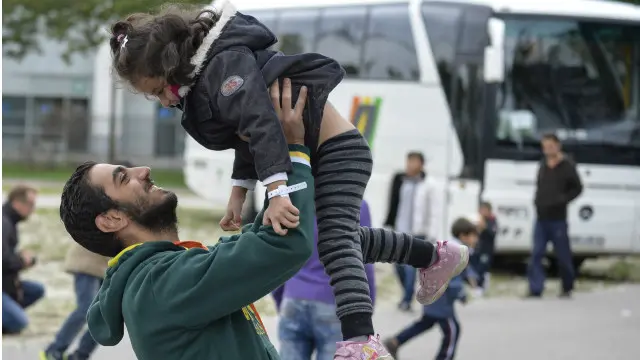 لاجيء في ألمانيا يحمل ابنته