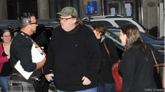 يقدم المخرج مايكل مور في أحدث فيلم له نمطا مختلفا عن أفلامه السابقة