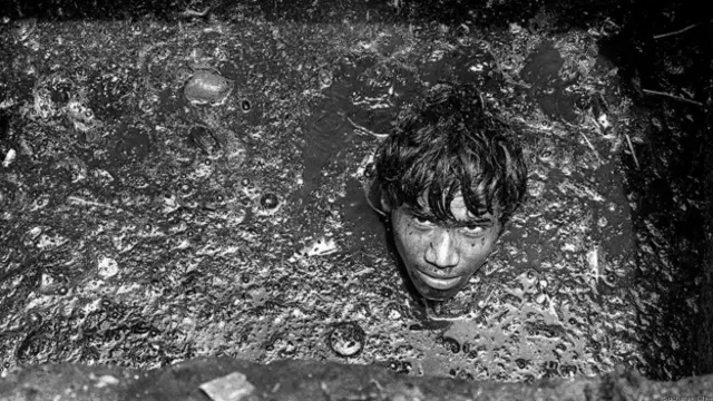 Varredor em esgoto na Índia (Foto: Sudharak Olwe)