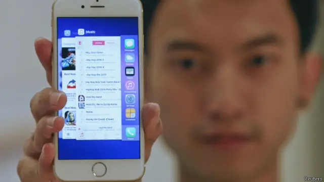 《金融時報》評論說,在中國,蘋果答應了政府提出的一些不尋常的要求,比如使用設在中國的數據中心,以及納入中國的WiFi標凖。