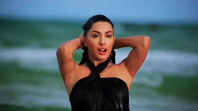 مہوش حیات کی فلمی شہرت آئٹم نمبر ’بلی‘ سے تھی اورایک لحاظ سے یہ ان کی پہلی فلم ہے مگر ان کے پاس کچھ مختلف نہ تھا