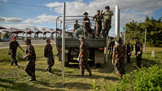 Солдаты устанавливают заграждения