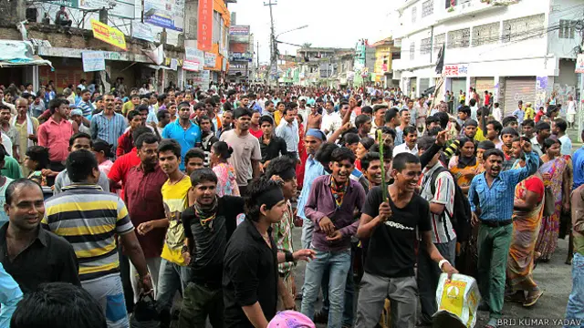 नेपाल के जनकपुर में सोमवार को प्रदर्शन करते लोग.