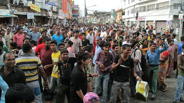 بھارتی نژاد لوگوں کا، جنھیں ’مدھیشی‘ کہا جاتا ہے، کا کہنا ہے کہ نئے آئین میں ان کے حقوق کی پاس داری نہیں کی گئی ہے