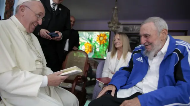 在会晤中，两人讨论了世界情势与区域问题并互赠书籍。