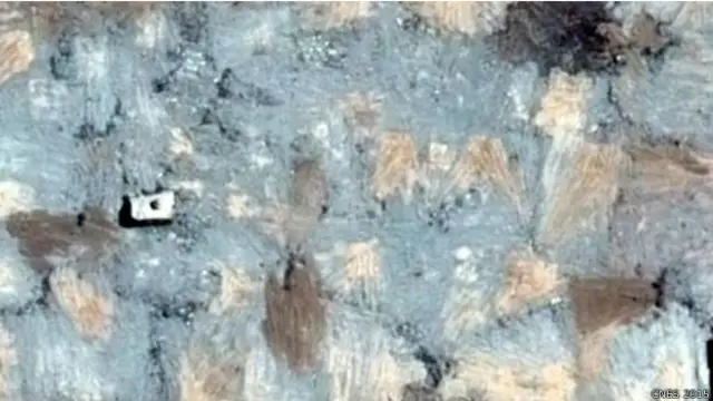 نفس المنطقة بعد مرور سنة. لم يبق الا مبنى واحد