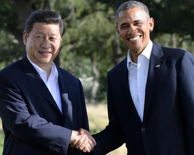 习近平（左）与奥巴马在安纳伯格庄园握手（8/6/2013）