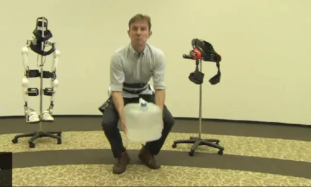 记者也来试一试机器人外骨骼