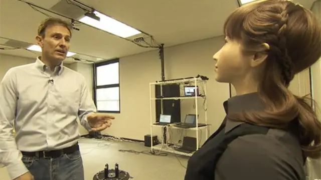 记者和埃丽卡对话