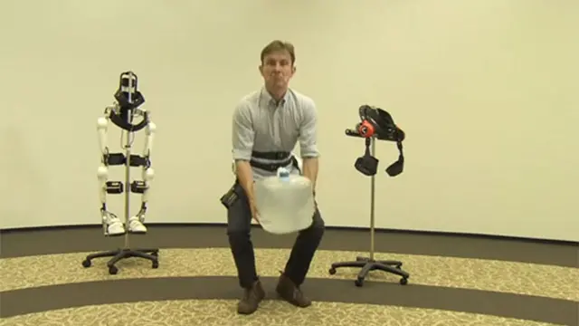 记者也来试一试机器人外骨骼