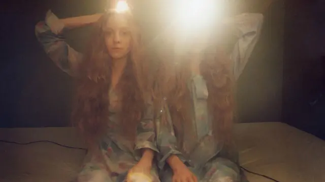 Упродовж 6 років фотограф Аріко Інаока спостерігала за особливим зв'язком між двома ісландськими близнятами Ерною та Хрефною