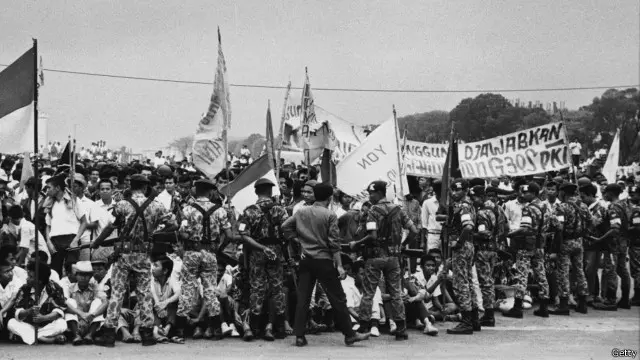 Mahasiswa dan pelajar yang tergabung KAMI dan KAPPI menggelar unjuk rasa di depan Istana Presiden di Bogor menuntut agara PKI dibubarkan (1966).