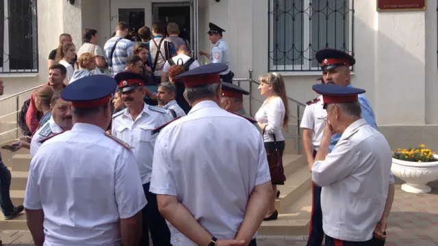 Козаки перед зданием суда в Донецке
