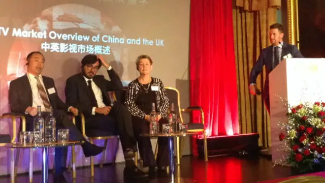 中国完美影视执行总裁王贵君（左一）、MUBI代表凯克罗（中）和英国贸易投资署官员费根（右）参加两国市场概况讨论。