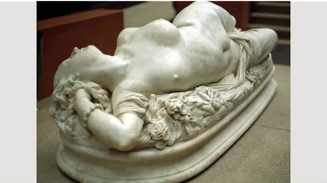 Perempuan Digigit Ular, 1847, karya sangat kontroversial terutama karena Clésinger membuat karya itu lewat cetakan dari tubuh Sabatier yang telanjang.