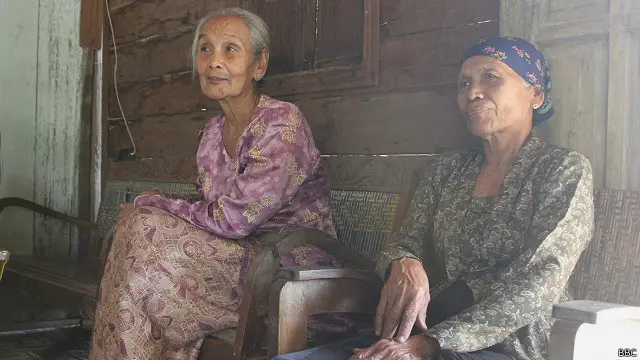 Istri (kiri) dan adik Supardi di rumahnya di Desa Bulu Mulyo, Pati, Jateng. "Adik saya ikut membantu ibu saya untuk mencari ubi ke Gunung Muria untuk makanan saya dan bapak selama ditahan."