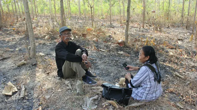 Deborah Sumini (kanan) kini aktif membantu untuk mengungkap kasus kekerasan pasca 1965. "Inilah yang sekarang saya minta kepada pemerintah: saya tidak tahu-menahu soal G30S, saya tidak salah, kenapa saya diperlakukan sedemikian rupa," kata ibu dua anak ini. 
