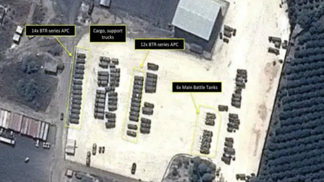 На снимках, опубликованных GeoNorth, AllSource Analysis and Airbus, видно предположительно российские танки и бронемашины на базе сирийской армии в Латакии 