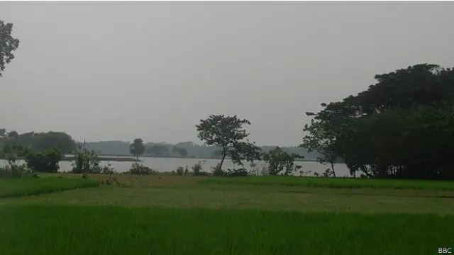 भारत-बांग्लादेश सीमा पर बहती हुई इच्छामती नदी. 