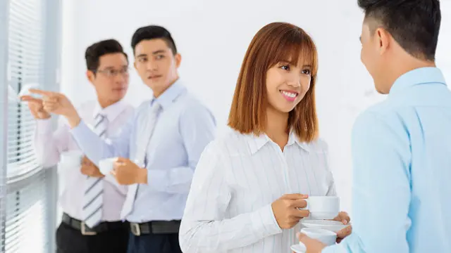 Службовий роман живить офісні плітки, але може й підвищити командний дух