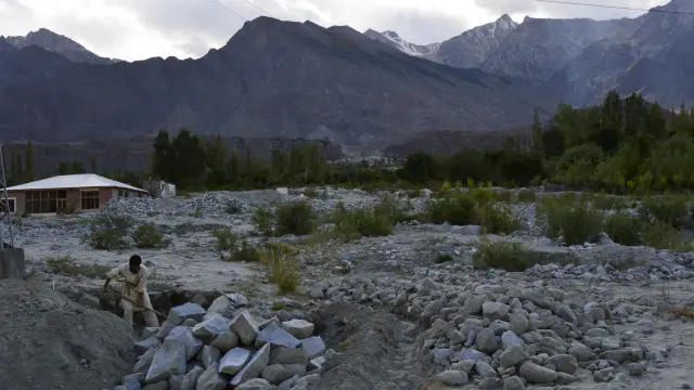 حکام کہتے ہیں کہ صرف وادی درکوت سے حالیہ برسوں میں سو سے زیادہ خاندانوں نے نقل مکانی کی ہے