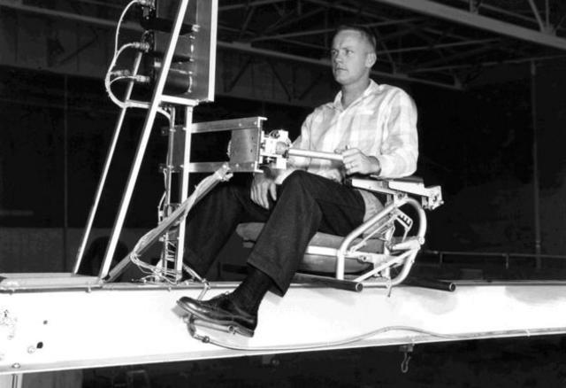 Aquí vemos al primer hombre en pisar la Luna operando el simulador Cruz de Hierro, que simulaba los vuelos del X-15 a gran altura. 