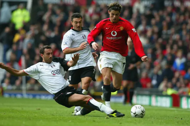 Cristiano Ronaldo llegó a los 17 años al Manchester United, pero se fue al Real Madrid justo cuando estaba explotando como el gran jugador que es.