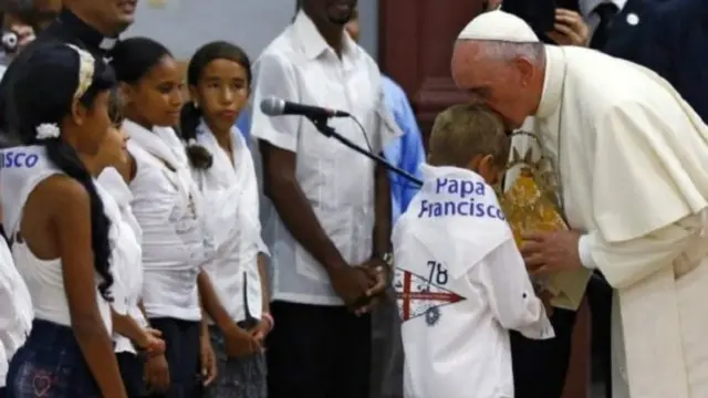 تجنب البابا أي تصريحات سياسية أثناء زيارته إلى كوبا