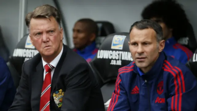 رایان گیگز پس از انتخاب لویی فان خال از سوی او به عنوان دستیار او انتخاب شد