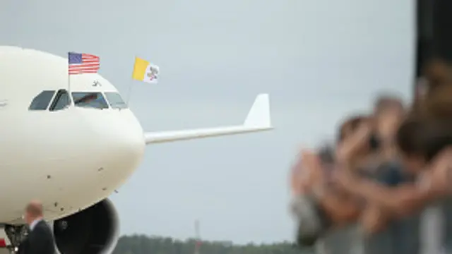 Esperan a Francisco en el aeropuerto