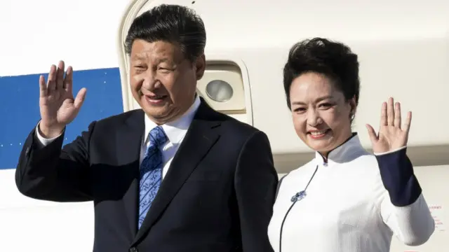 Presiden Cina Xi Jinping dan ibu negara Peng Liyuan tiba di Seattle, Washington, Amerika Serikat.