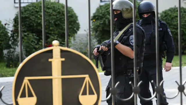 Полицейские у суда