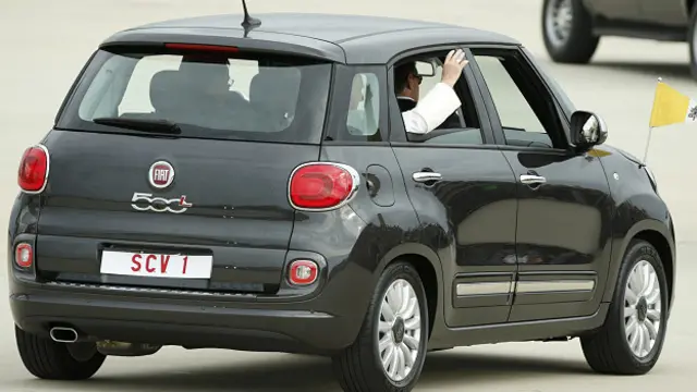 Francisco deja la base aérea de Washington