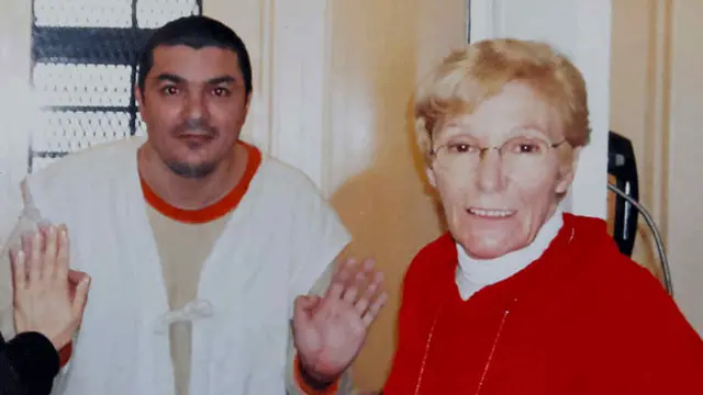 Víctor Saldaño y su madre.