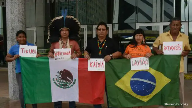 Exposición Acción Visual por Ayotzinapa organizada por el fotógrafo Marcelo Brodsky