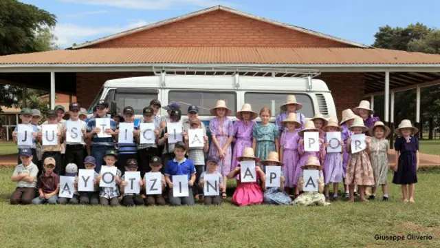 Exposición Acción Visual por Ayotzinapa organizada por el fotógrafo Marcelo Brodsky