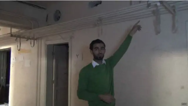 Milad Al-Shihaby muestra de donde colgaban a sus compañeros de celda.