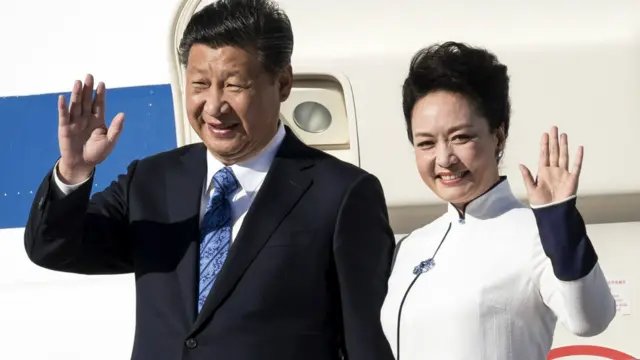 中国国家主席习近平与夫人彭丽媛抵达西雅图