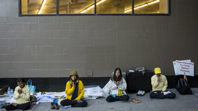 法轮功学员在习近平出席活动地点附近静坐（22/9/2015）