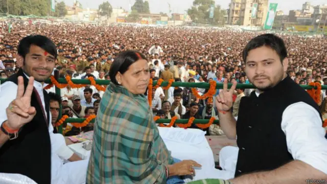 अपनी माँ राबड़ी देवी के साथ तेज प्रताप यादव (दाएं) और तेजस्वी यादव.