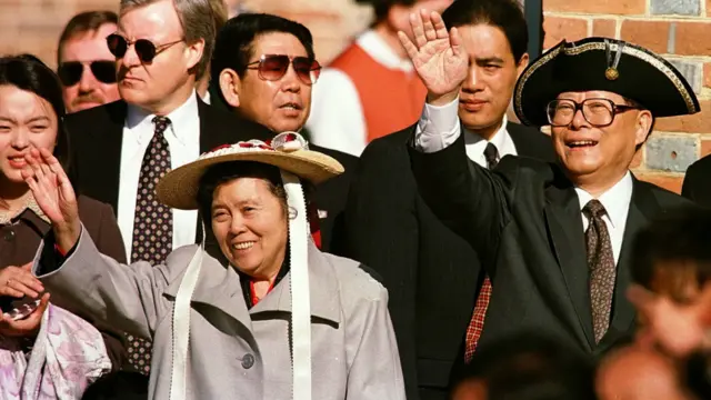 江泽民与夫人王冶坪头戴美国传统殖民地帽子在弗吉尼亚州（1997年）