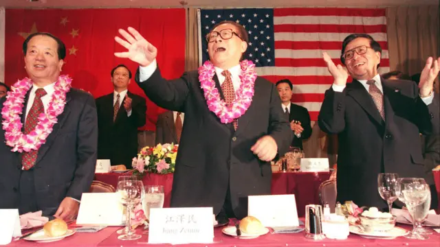 江泽民喜欢吹拉弹唱,经常在国际场合即兴发挥