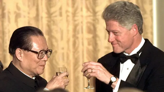 江泽民与克林顿在白宫国宴上举杯（1997年）