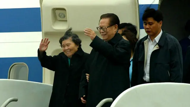 江泽民与夫人王冶坪抵达美国（2002年）