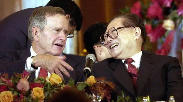 老布什与江泽民在休斯敦一场晚宴中交谈（2002年）