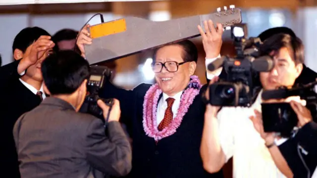 江泽民在火奴鲁鲁手举夏威夷吉他（1997年）