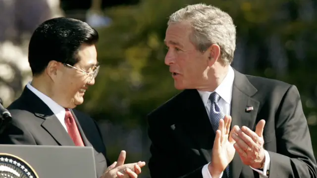 胡锦涛与小布什在白宫南草坪欢迎仪式上鼓掌