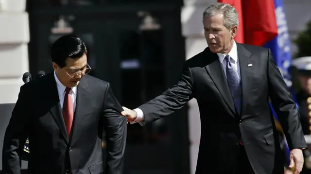 小布什在白宫南草坪帮助胡锦涛找到演讲位置（2006年）